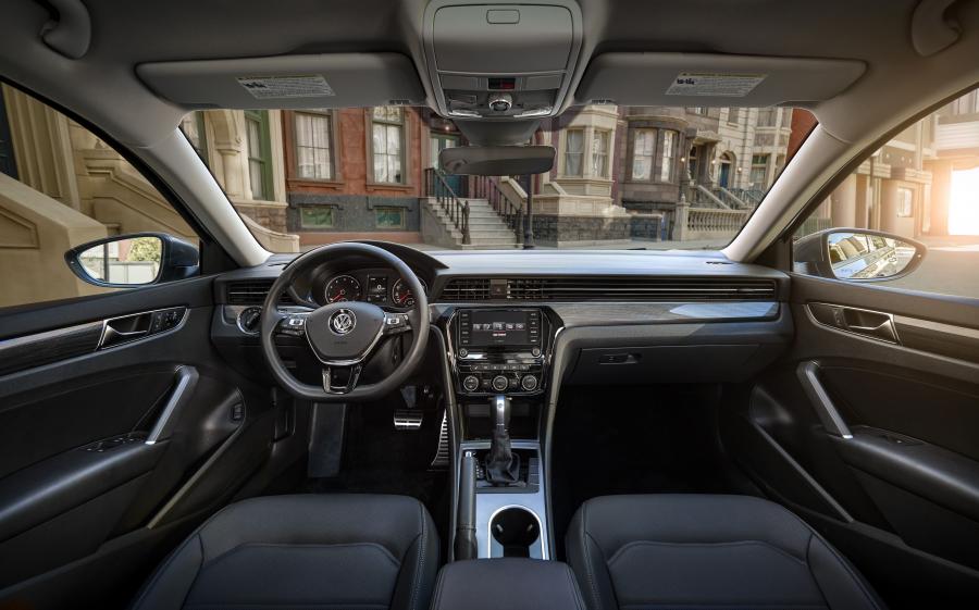 Торпедо Volkswagen Passat R-Line 2019 года  (NA) (фото 16 из 23)